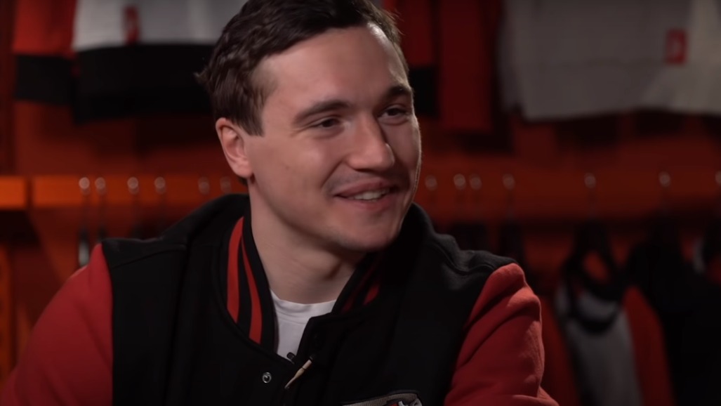 Хоккеист Хохлачев запрыгнул на машину хабаровчанина после проигрыша в матче