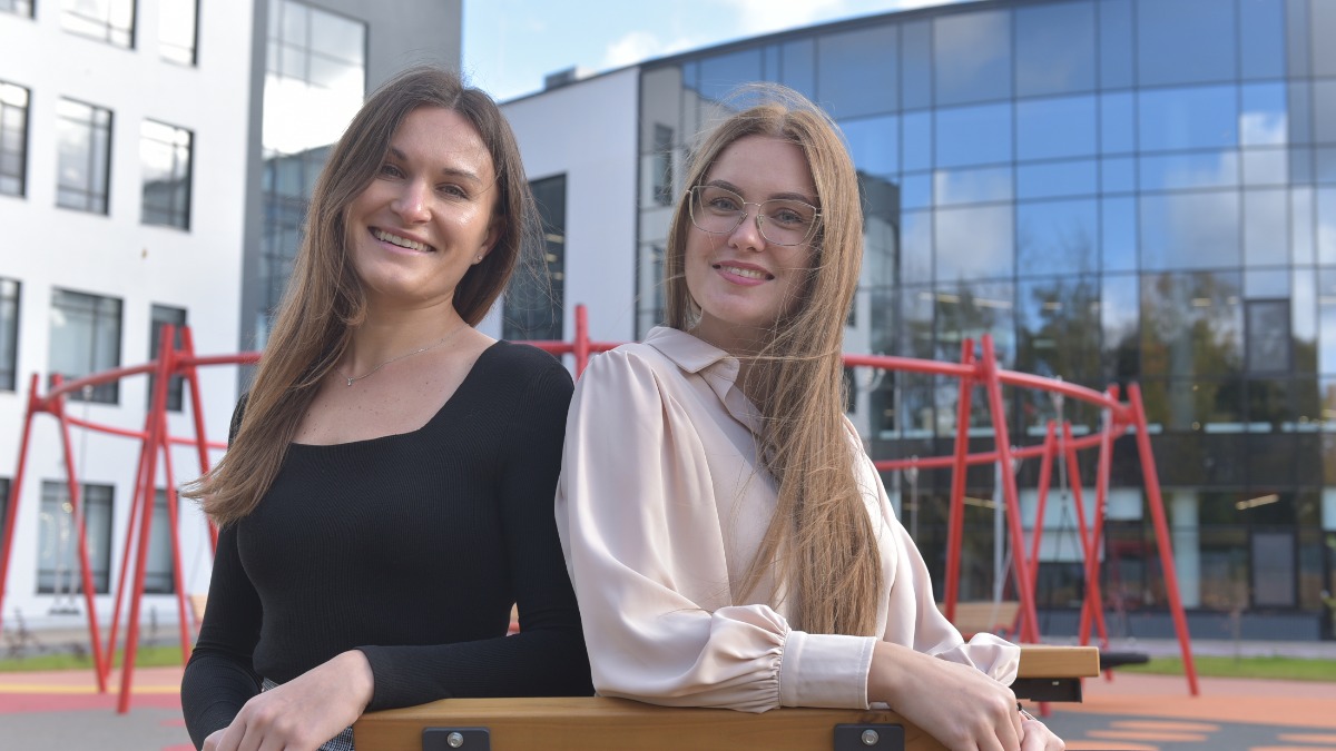 Учитель английского и немецкого языков Дарья Гурницкая (слева) и учитель начальных классов Светлана Нудная на фоне новой школы «Диалектика», которую инвестор построил и передал городу к осени нынешнего года