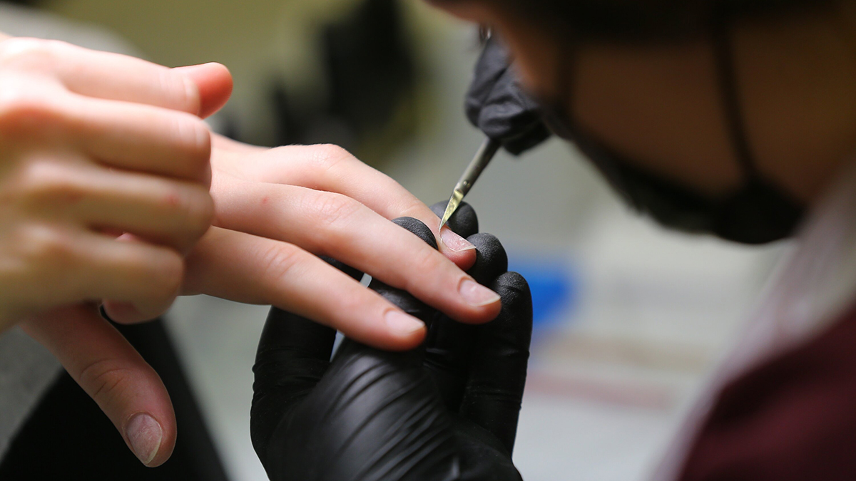 Мастер маникюра и ее клиентка подрались в салоне красоты в Подмосковье