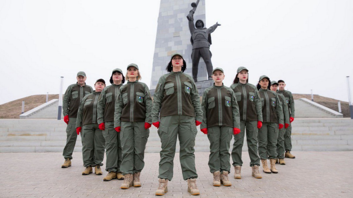 Директор донецкой гимназии № 6 Альбина Афенченко (в центре) вместе с коллективом учителей посетили «Саур-Могилу». Этот мемориальный комплекс жители Донбасса называют «местом силы».