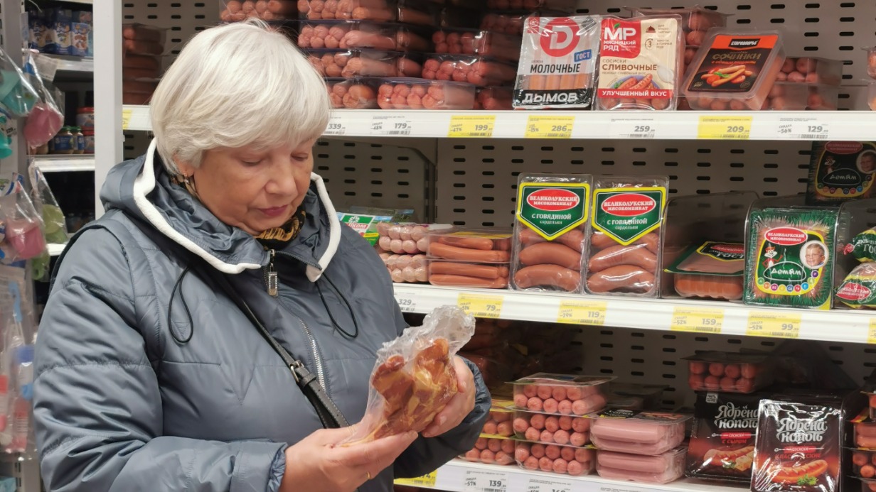 Пенсионерка Мария Иваницкая изучает состав мясной продукции в столичном магазине 