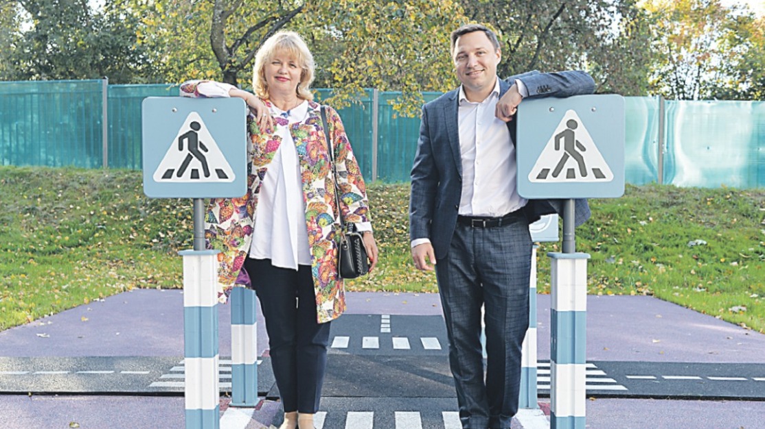 Директор школы № 534 Елена Шлякова и глава управы Зябликова Константин Князев на новой детской площадке «Городок ДПС» — здесь воспитанники детского сада изучают правила безопасности движения в городе