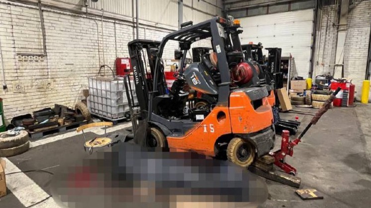 Погрузчик убил ремонтировавшего его рабочего на западе Москвы