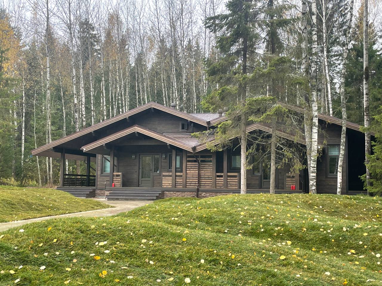 Пятизвездочный загородный отель «Усадьба охотника» построил новый гостиничный корпус из многослойных клееных деревянных панелей