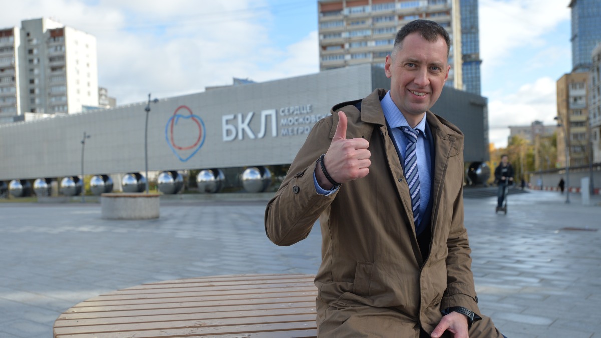 Первый заместитель главы управы района Марьина Роща Константин Абрагимов показывает, как благоустроили территорию вокруг одноименной району станции Большой кольцевой линии метро. 