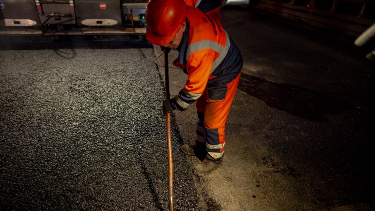 Специалисты обновили асфальт и дорожную разметку на западе столицы