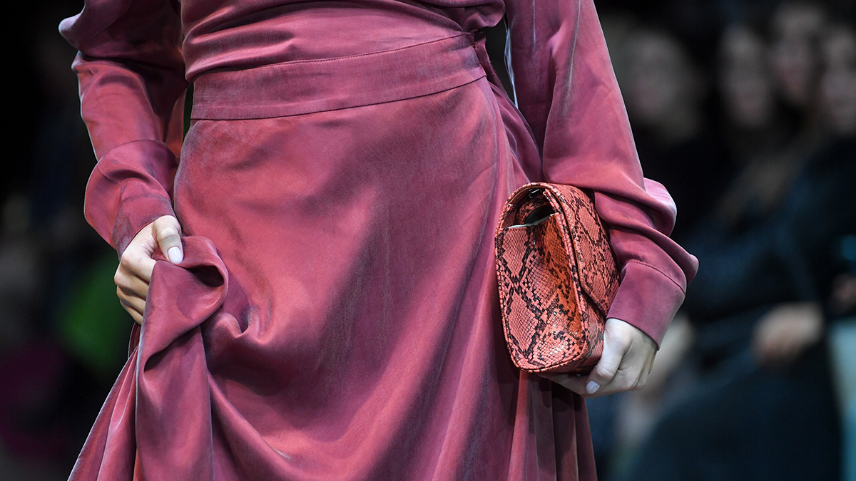 К чему может привести ношение сумки на одном плече