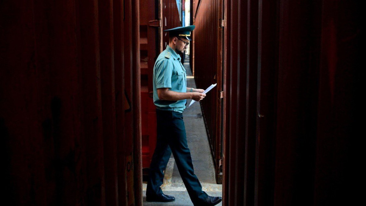 Радиоактивные карты и часы на ногах: таможенник рассказал о резонансных задержаниях за 2023 год