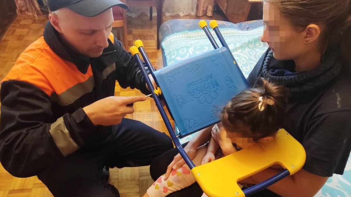 Спасатели освободили двухлетнюю девочку, застрявшую головой в стуле