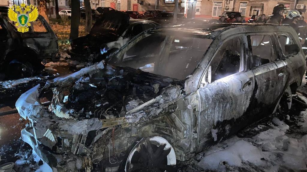 Мужчина поджег автомобиль на улице Профсоюзной