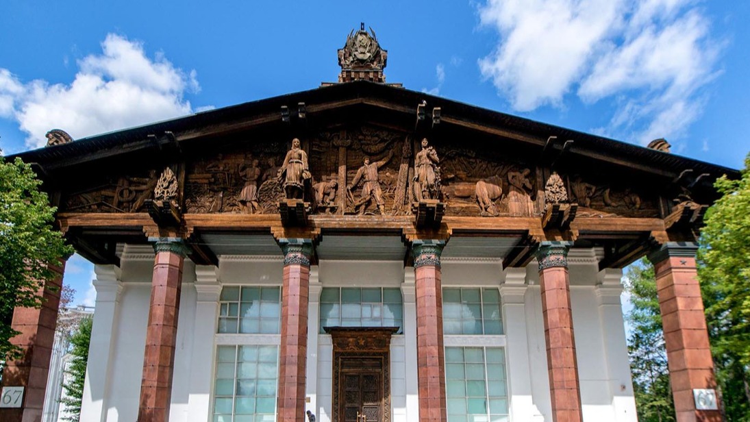 Деревянные скульптуры «Советской печати» на ВДНХ впервые отреставрируют