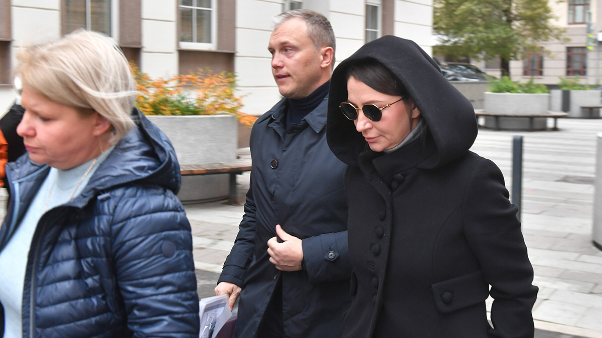 Московский суд признал незаконным перевод мужем Блиновской 9 миллионов своему отцу