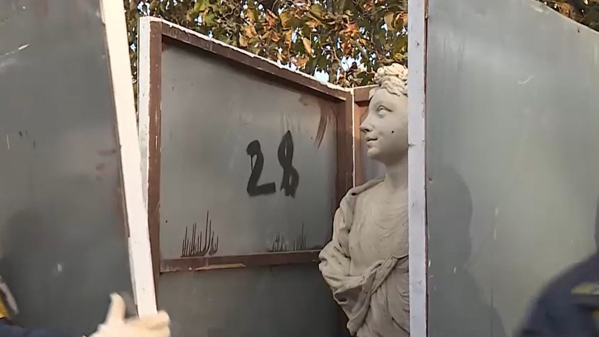 Эксперты рассказали, как утепляют статуи на зиму в Царском Селе