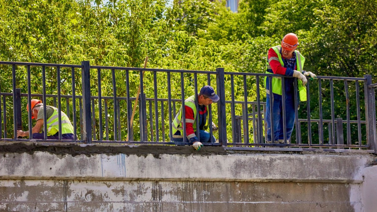 Начался капремонт пешеходного моста через Канал имени Москвы