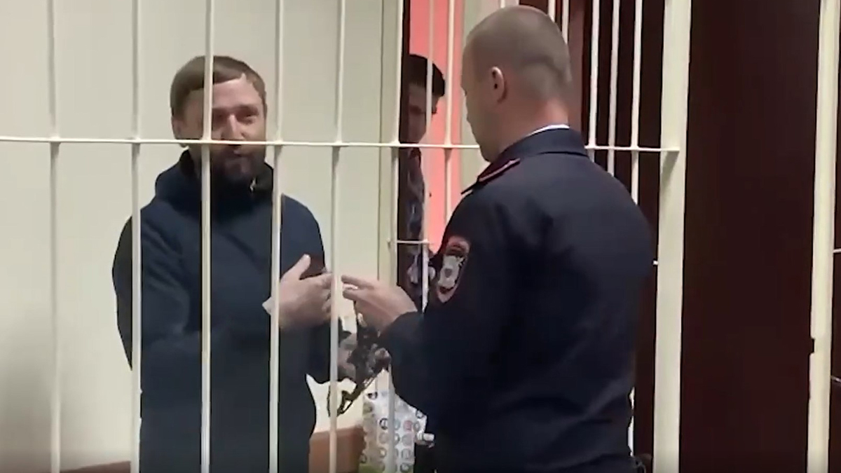 Заморивший младенца голодом блогер-сыроед Лютый признался, что ест мясо