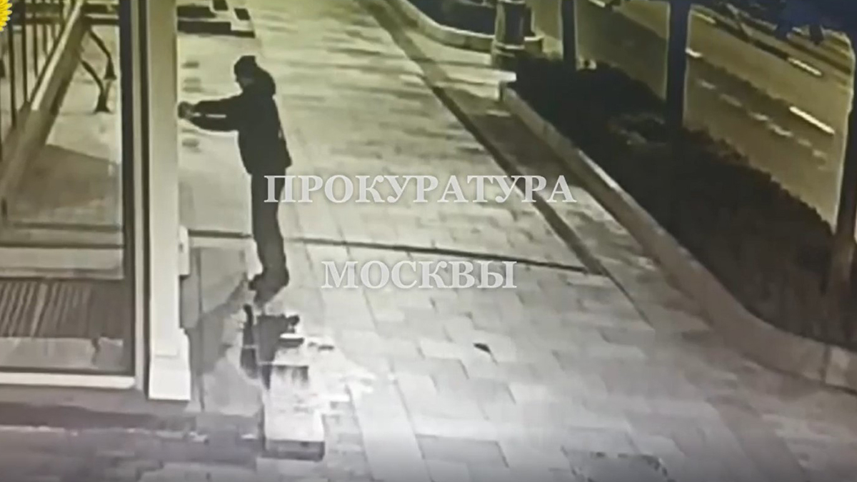 Мужчина расклеивал в центре Москвы листовки с рекламой сайта о наркотиках