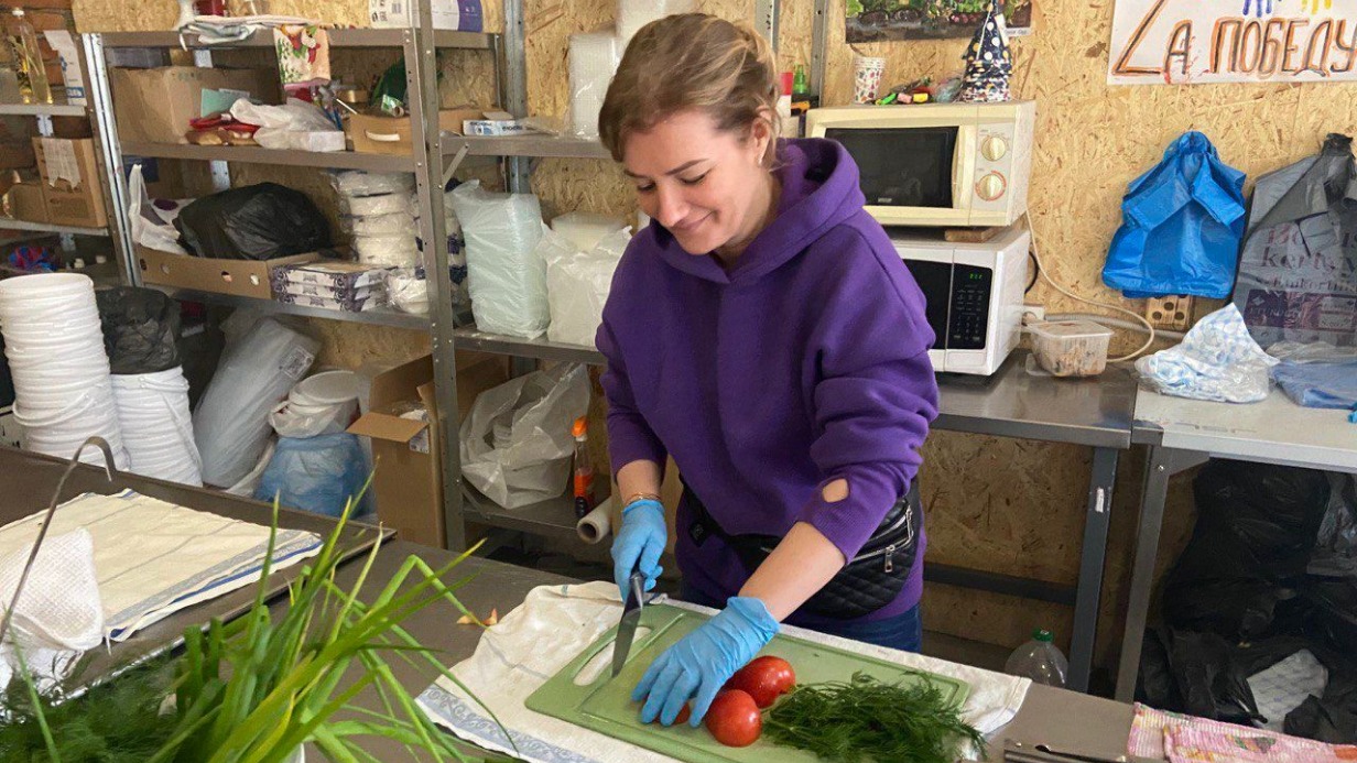 Волонтер «Ресторанчика для наших ZVO» Анна Иванова (имя и фамилия изменены) готовит овощные салаты для бойцов