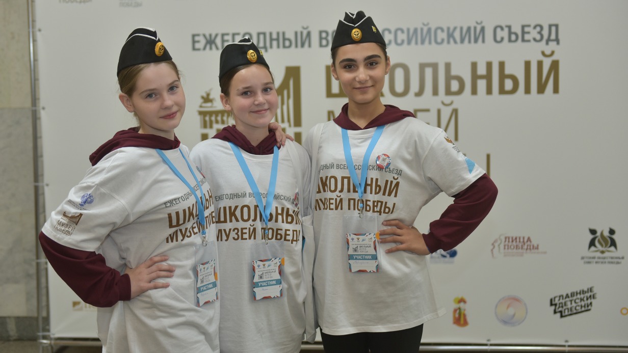 Учащиеся школы № 34 из города Новороссийска — Дярьяна Никулина, Евгения Кияшко и Маргарита Ваганян (слева направо) — представляют Новороссийский музей Черноморского флота и «Малой земли»