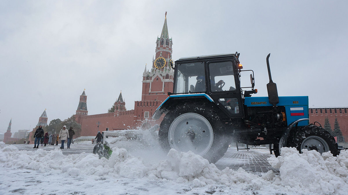 Городские службы в усиленном режиме ликвидируют последствия ночного снегопада