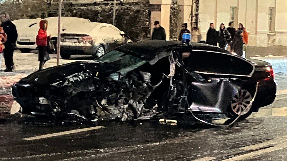 В центре Москвы легковой автомобиль столкнулся с автобусом