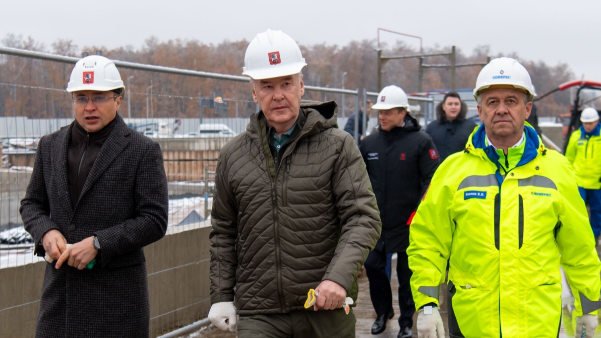 Мэр Москвы Сергей Собянин (в центре), руководитель Департамента строительства Рафик Загрутдинов (слева) и представитель компании-подрядчика Валерий Кивлюк осмотрели ход работ в электродепо «Столбово». Его, а также первый участок Троицкой линии метро запустят в следующем году