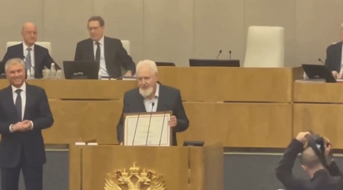 Володин вручил почетную грамоту пенсионеру Макарову из Щелкова