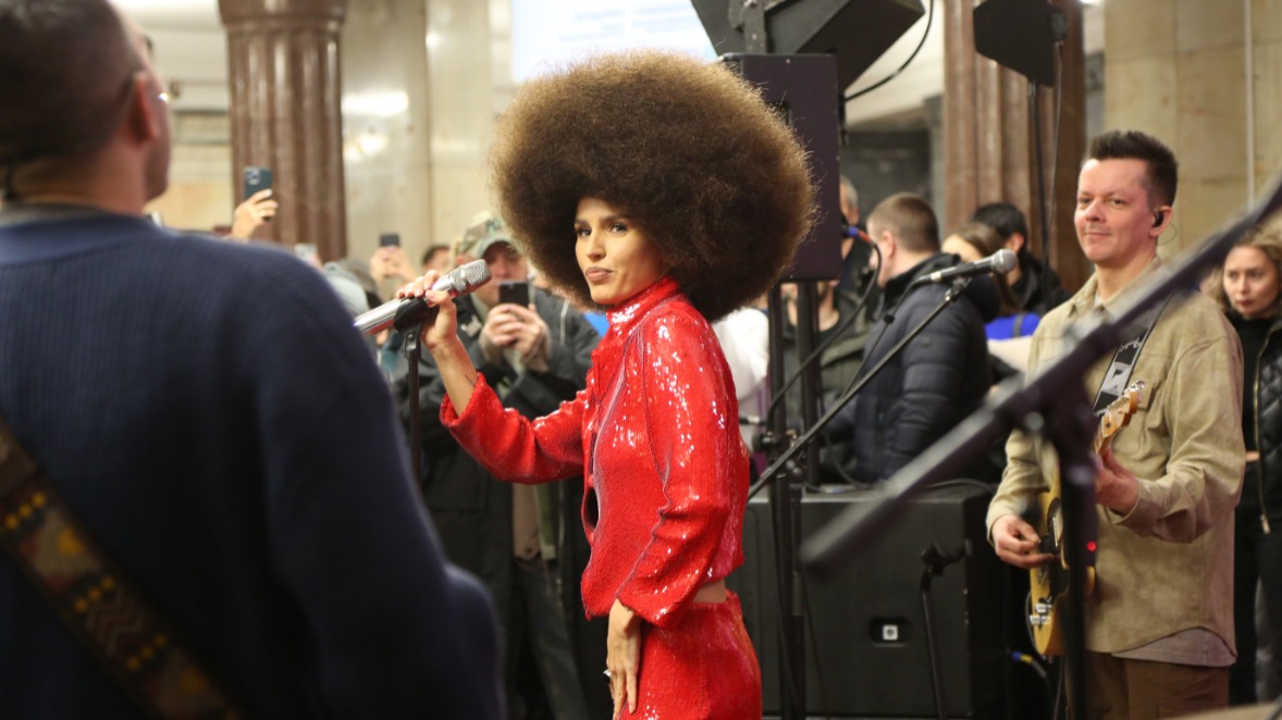 Певица Zivert выступила на сцене проекта «Музыка в метро» на станции подземки «Курская»