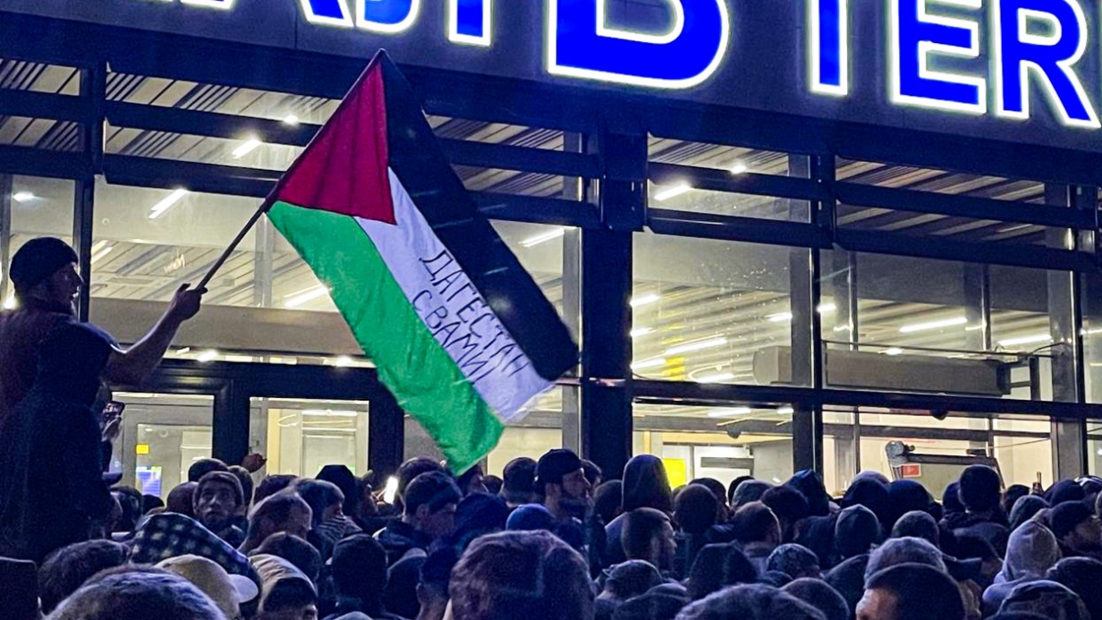 Бунтующие жители Дагестана во время акции протеста на территории аэропорта Махачкалы 