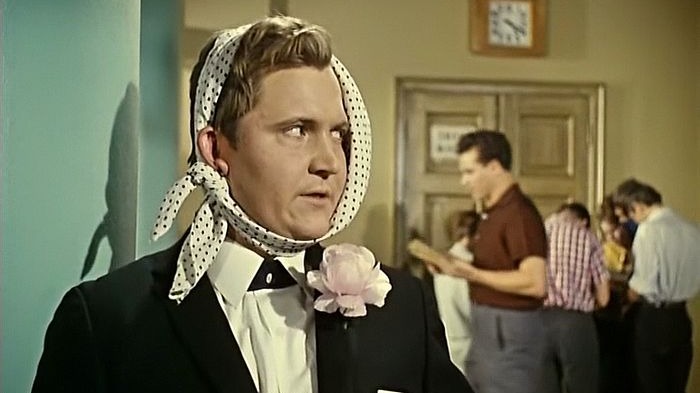 Актер Виктор Павлов блистательно сыграл роль студента-врунишки, пришедшего на экзамен