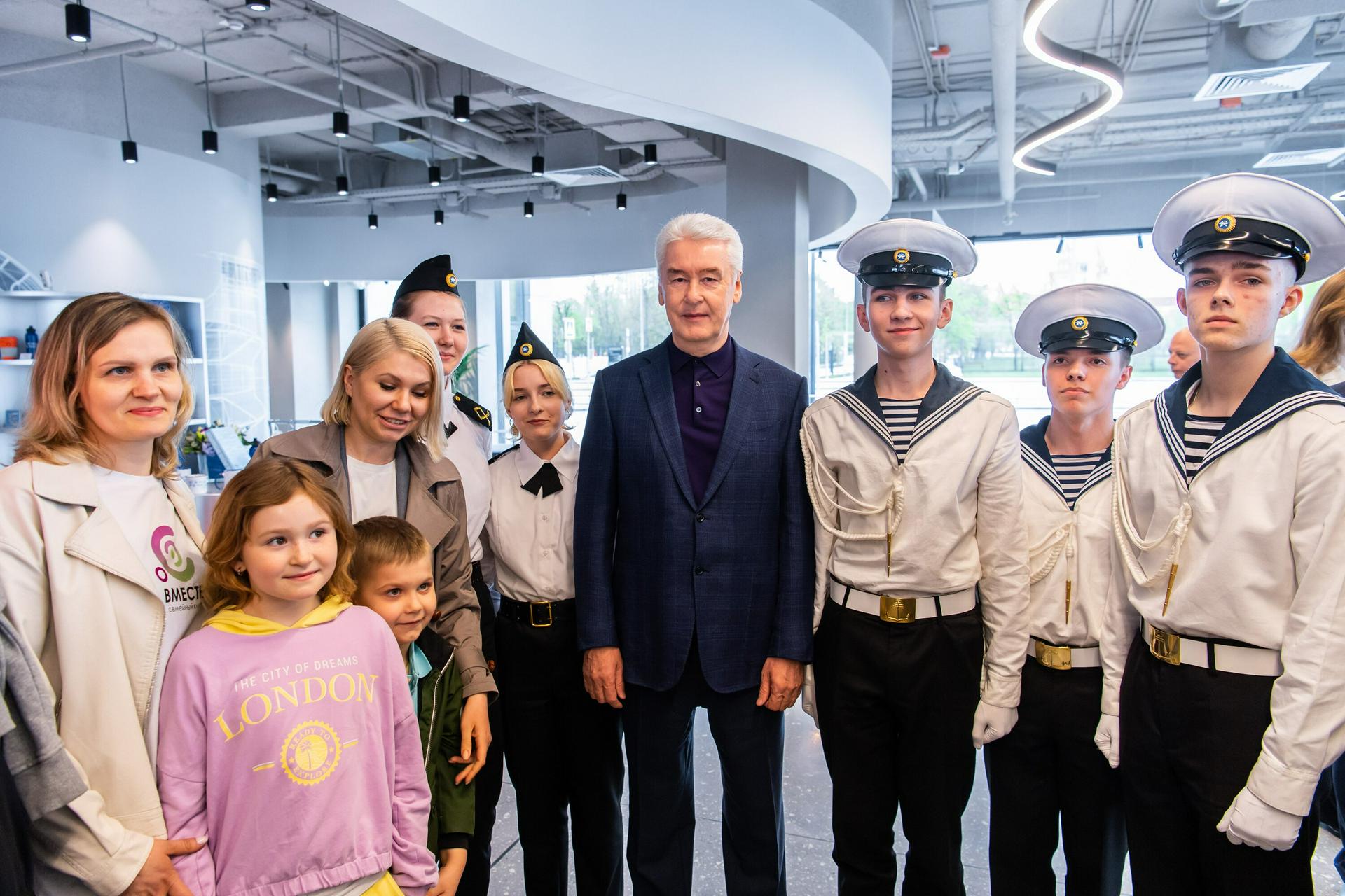 Мэр Москвы Сергей Собянин (в центре) вместе с жителями района Нагатинский Затон осмотрел после реконструкции здание Южного речного вокзала. Сейчас восстановленные причалы принимают прогулочные и круизные суда, а также регулярный речной электротранспорт, следующий по маршруту «ЗИЛ — Печатники»