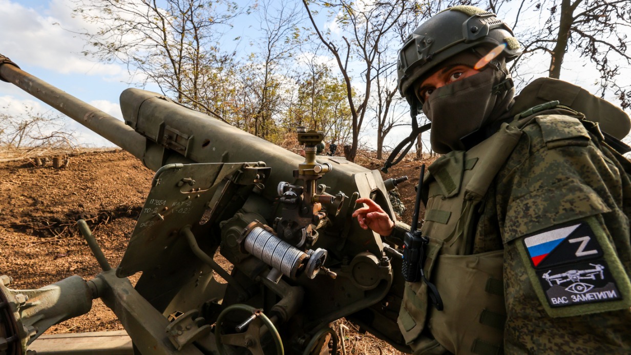 Наводчик гаубицы Д-30 с позывным «Шмель» во время боевой работы на Запорожском направлении 