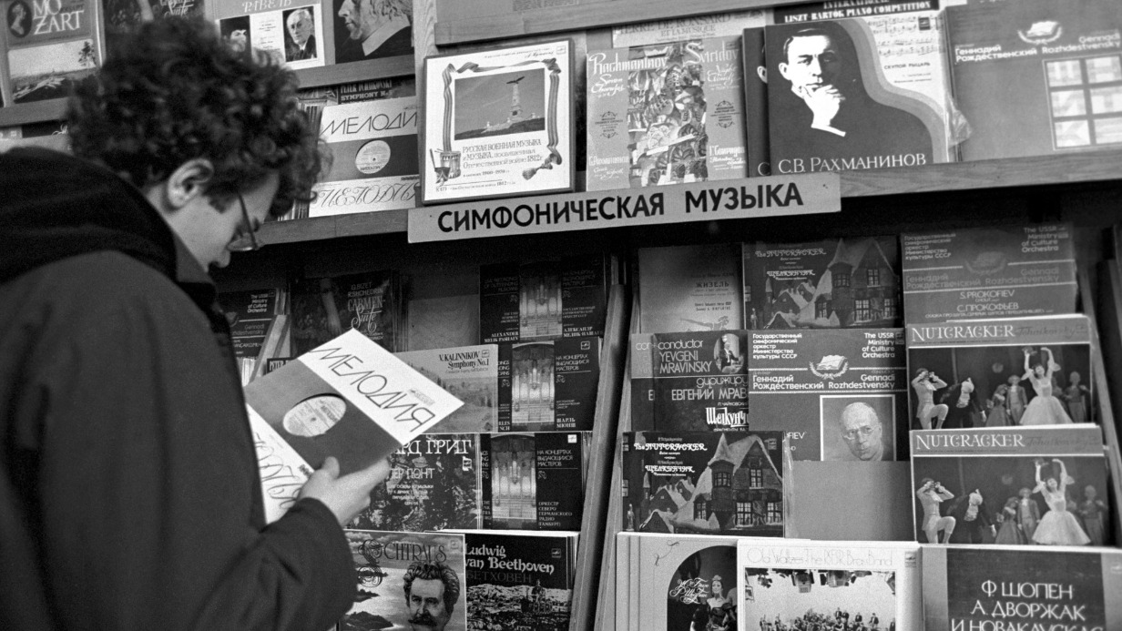 Покупатель выбирает пластинку в торговом зале магазина грампластинок «Мелодия» на Ленинском проспекте