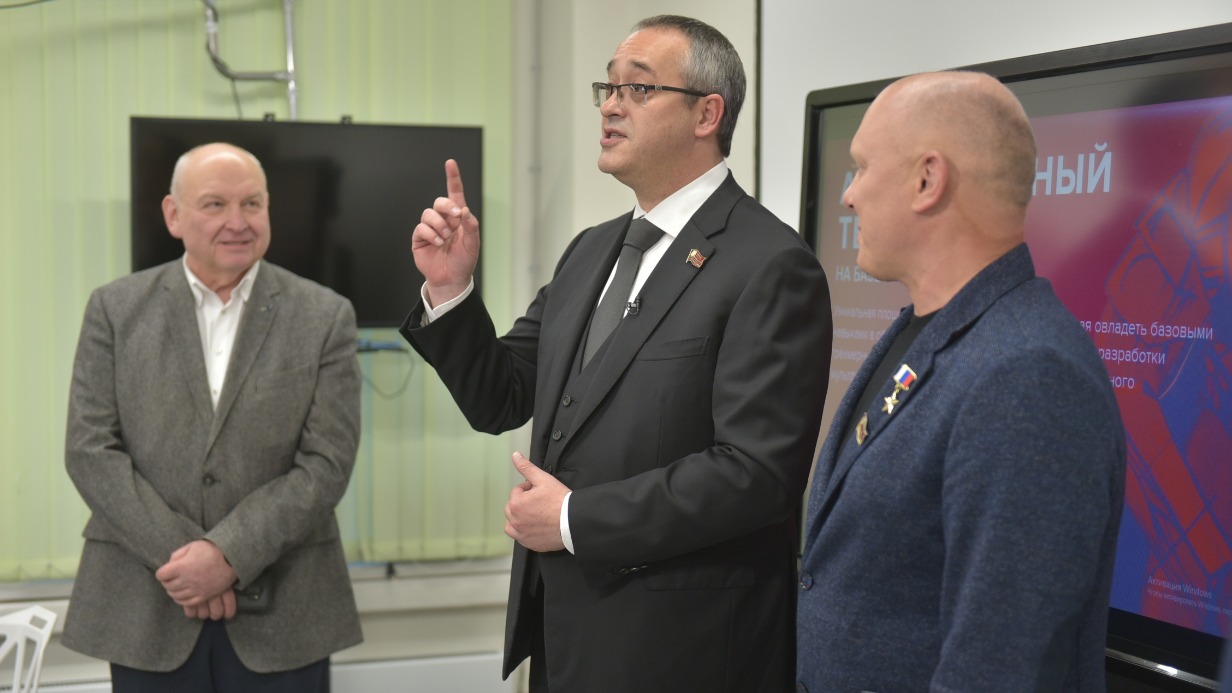 Слева направо: член Совета директоров ПАО «Калибр» Михаил Коган, председатель Мосгордумы Алексей Шапошников и российский космонавт-испытатель Олег Артемьев