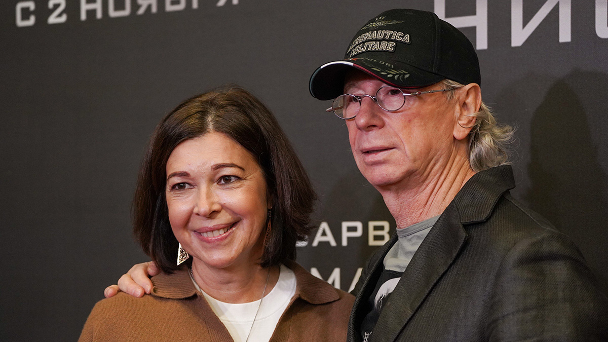 Выплатит 300 тысяч: жену Аркадия Укупника засудили за разбитый унитаз