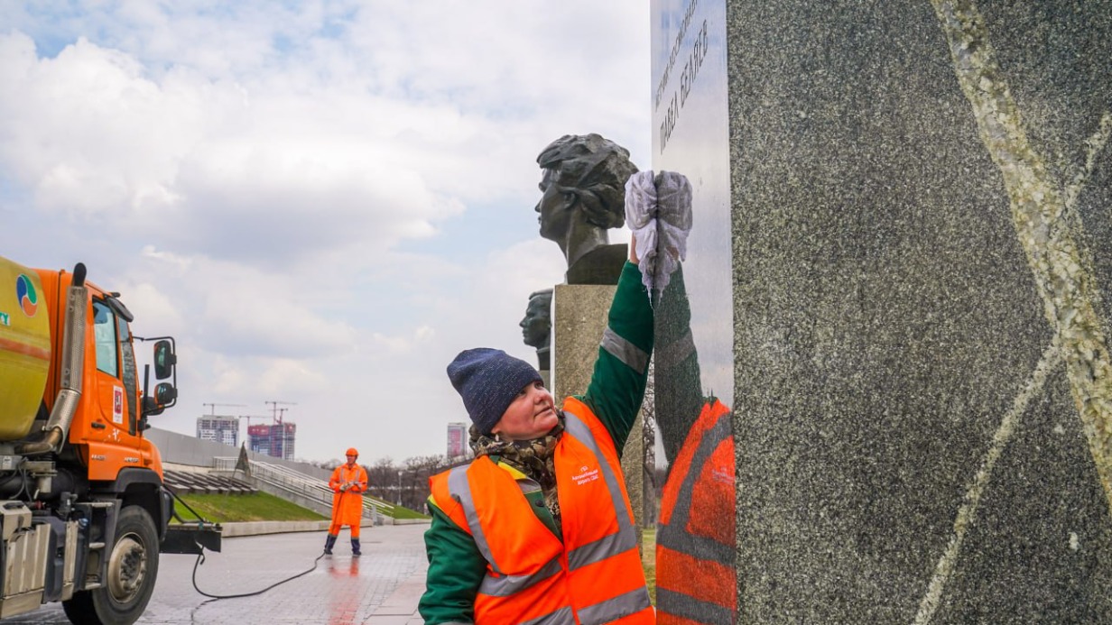 Более 1,1 тысячи памятников промыли в Москве в рамках подготовки к зиме
