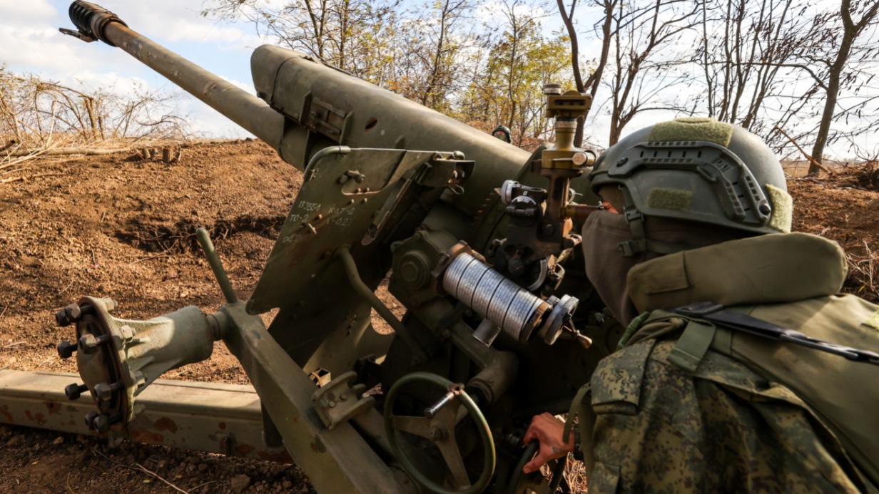 Наводчик гаубицы Д-30 с позывным «Шмель» во время боевой работы на запорожском направлении 