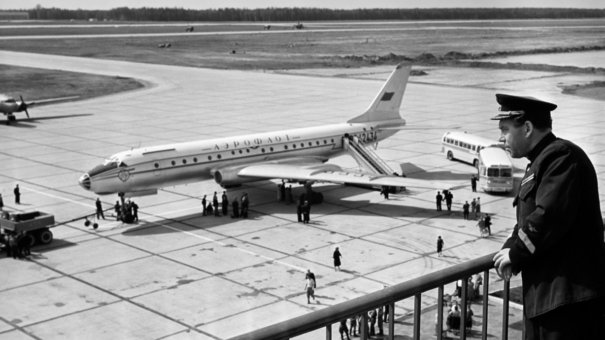 Самолет Ту-104Б, прибывший из Ленинграда в Москву, на летном поле аэропорта Шереметьево. Август 1959 года