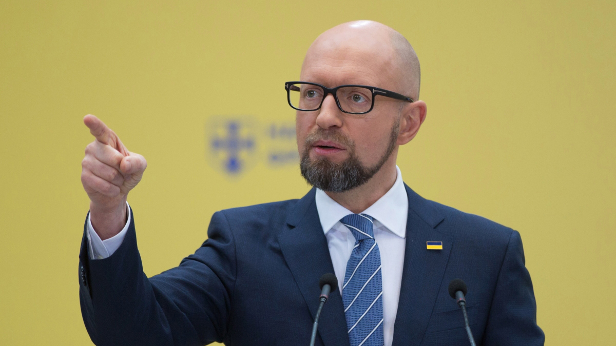 СК предъявил заочное обвинение Яценюку за преступления 2014 года