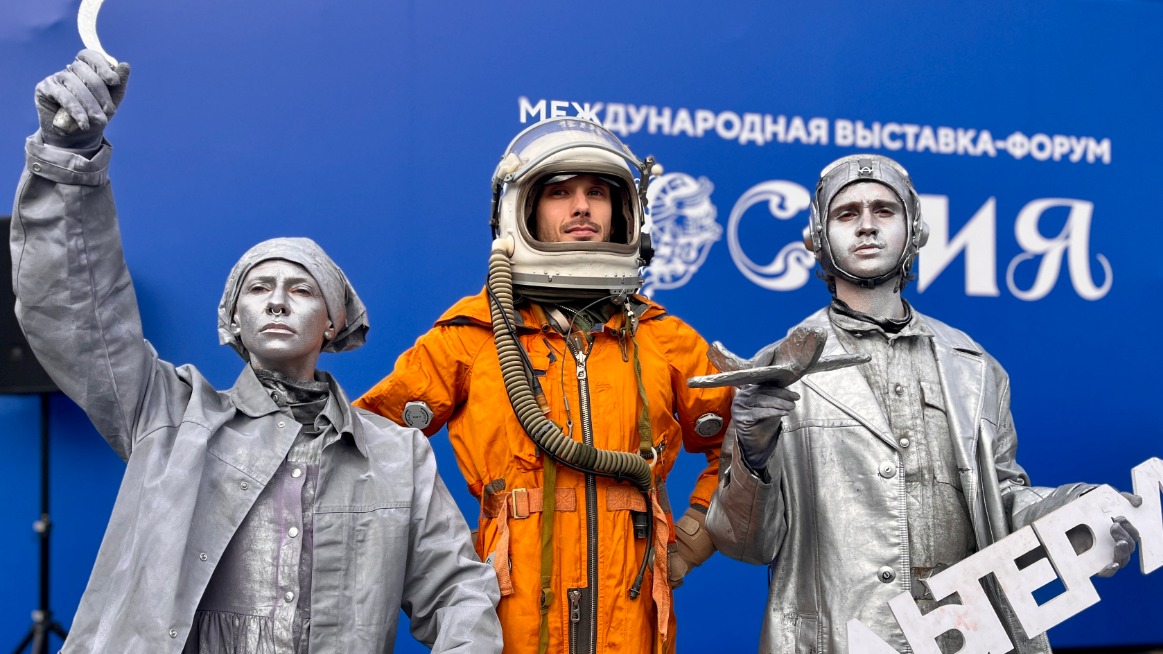 Актеры театра «Альтерум» Валентина Хизниченко, Максим Аверьянов и Денис Глебов (слева направо) представили главные символы славного прошлого страны в виде живых скульптур