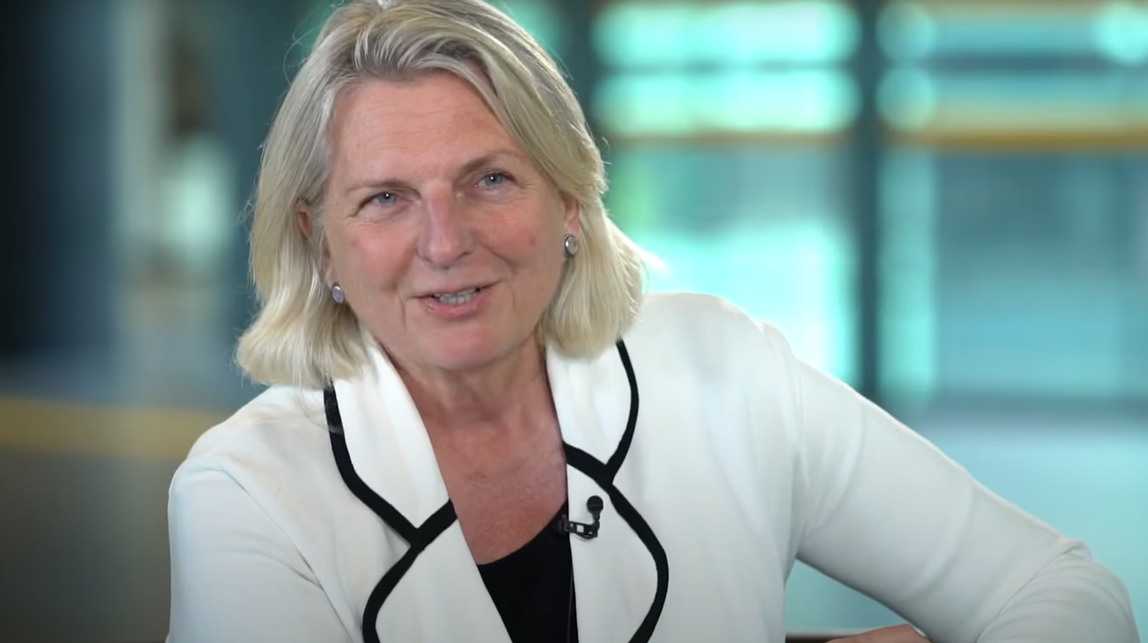 Переехавшая в РФ экс-глава МИД Австрии Кнайсль рассказала о дружелюбии россиян