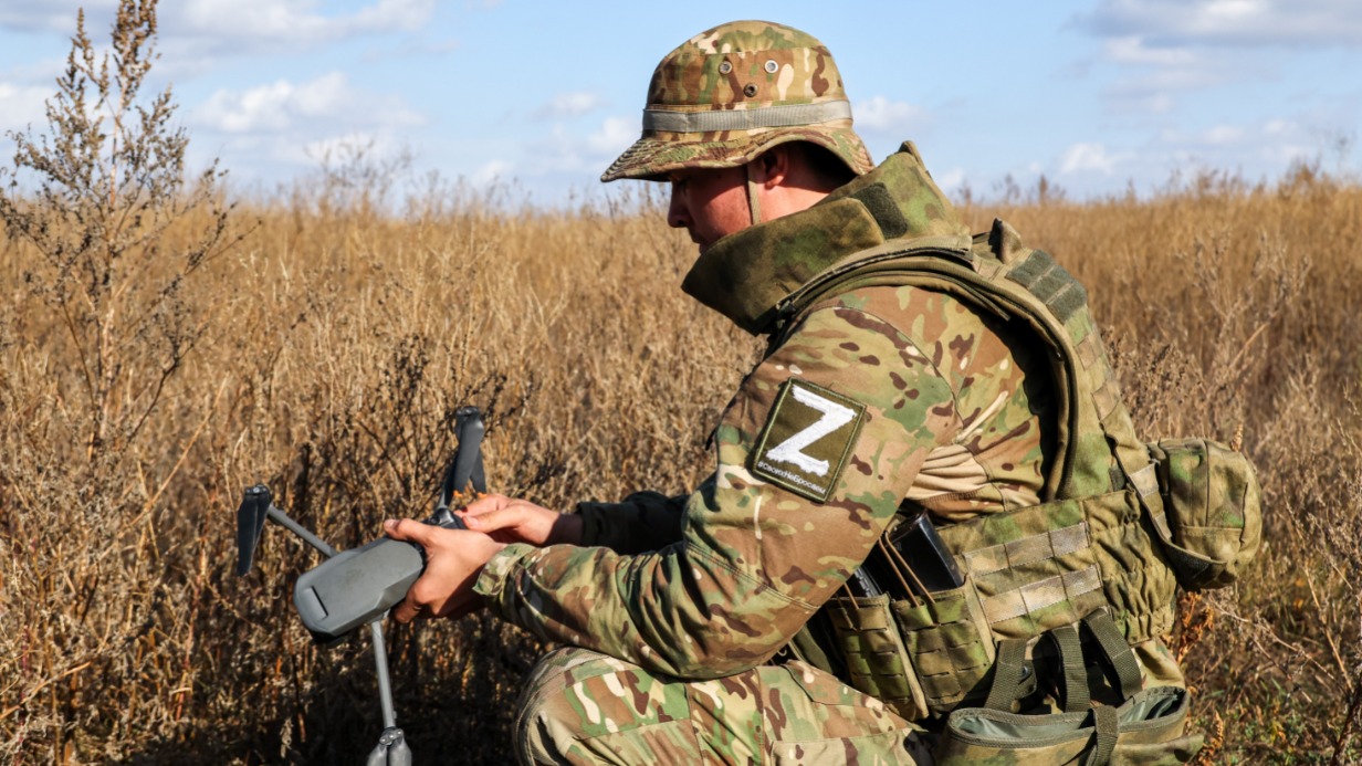 Оператор БПЛА с позывным «Якут» во время боевой работы на позиции гаубицы Д-30 в зоне проведения спецоперации 
