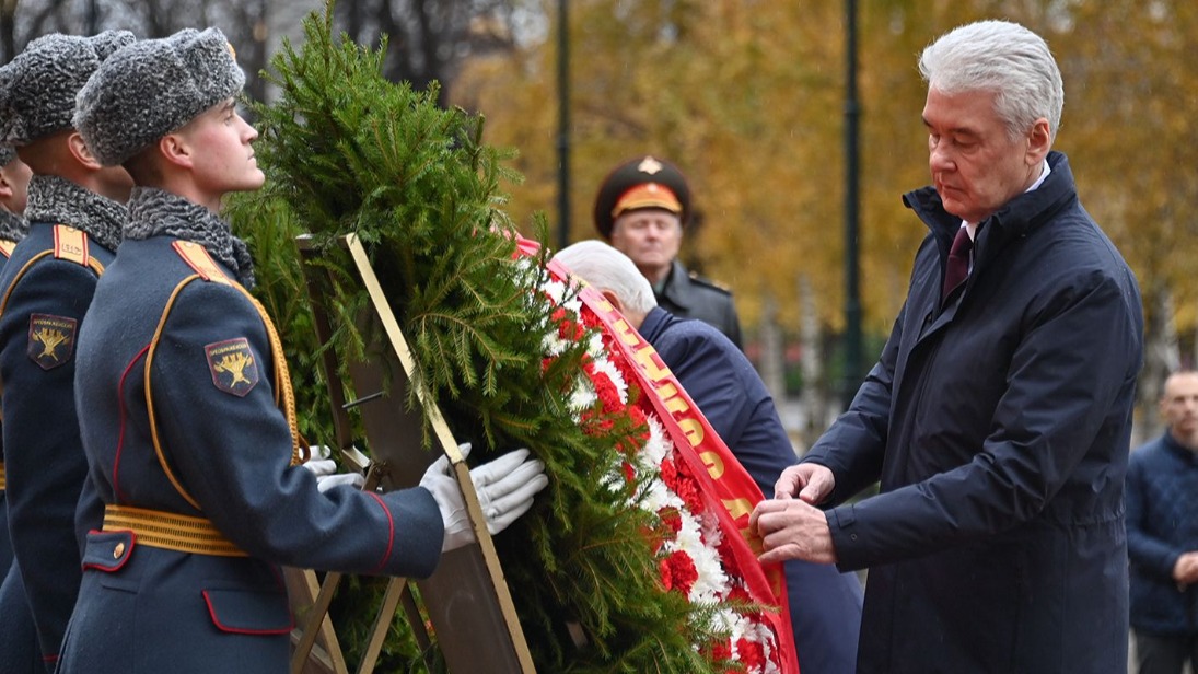 Собянин возложил венки к Могиле Неизвестного Солдата в годовщину Парада 1941 года