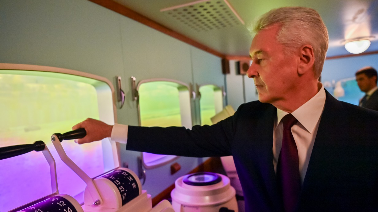 Мэр Москвы Сергей Собянин во время открытия павильона «Атом» на ВДНХ в рубке одного из экспонатов — атомного ледокола