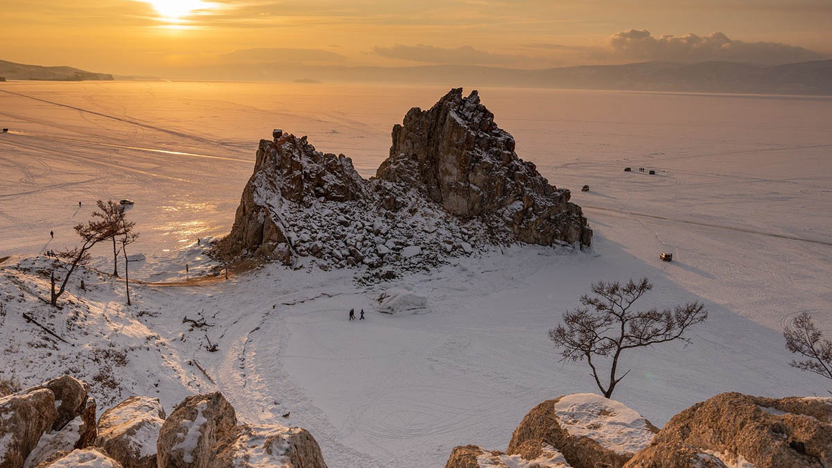 Снегоход с тремя мужчинами провалился под лед в Якутии