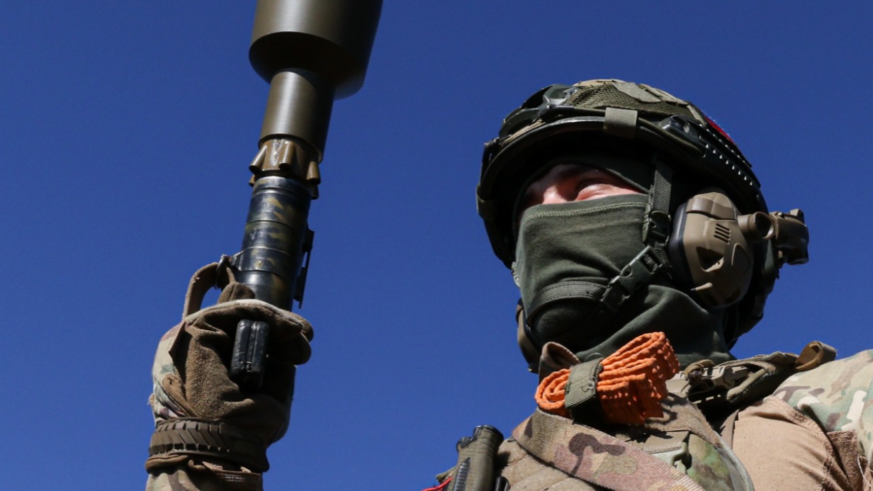 Разведчик Новороссийского десантно-штурмового горного соединения держит ручной противотанковый гранатомет (РПГ) в зоне спецоперации