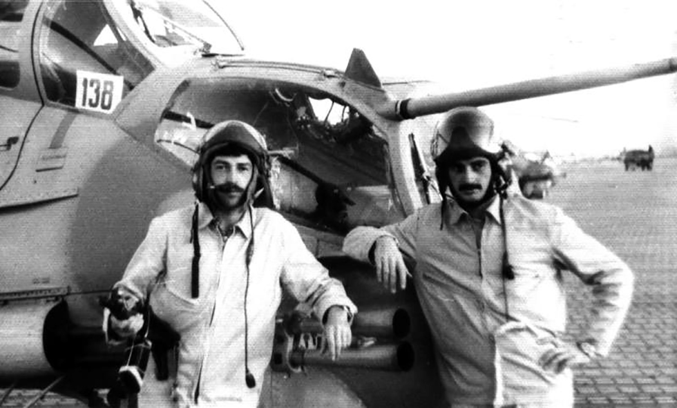 Венер Мухаметгареев (слева) с товарищем во время службы в Афганистане. Фото конца 1980-х