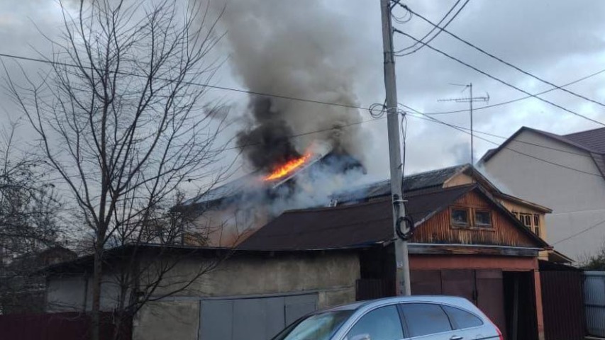 В поселке Внуково загорелись частный дом и пристройка
