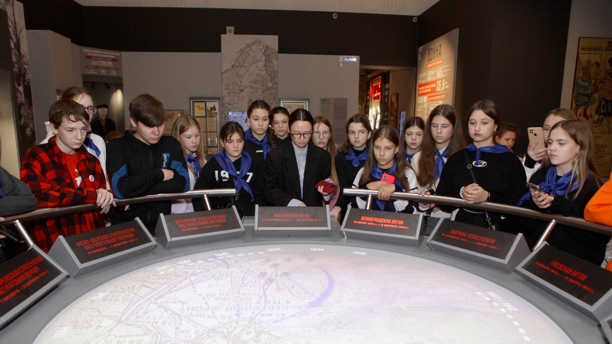 Более сотни школьников из новых регионов посетили Музей Победы