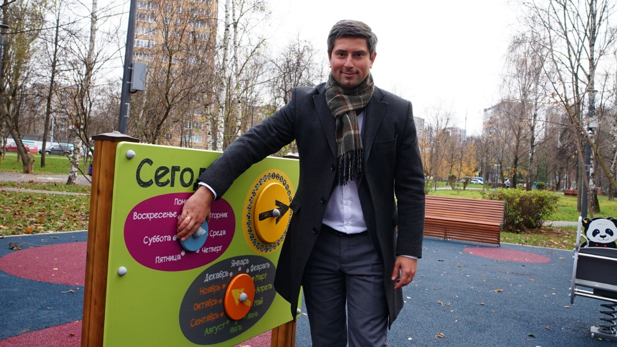 Глава управы Лосиноостровского района Роберто Леонов осматривает детскую площадку в благоустроенном сквере на Изумрудной улице. Для юных жителей специалисты обустроили красочные и безопасные аттракционы