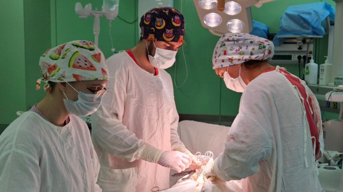 Подмосковные врачи удалили пациентке 20-сантиметровую опухоль яичников